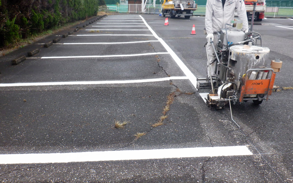 駐車場区画線